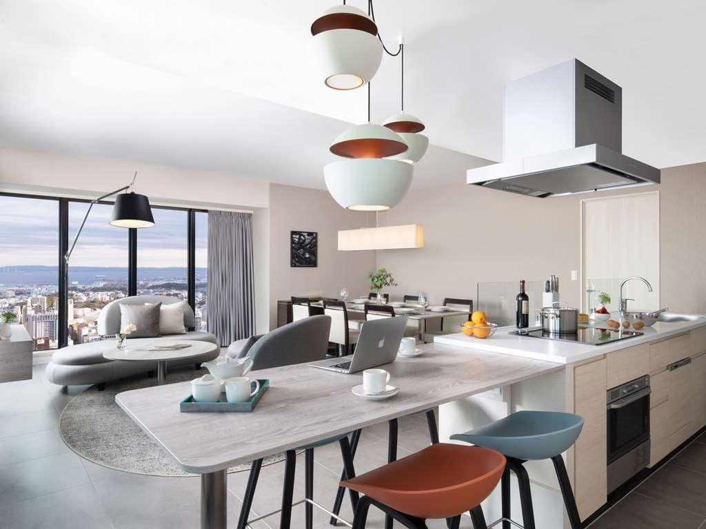 Oakwood Suites Yokohama Yokohama  Phòng bức ảnh A modern kitchen